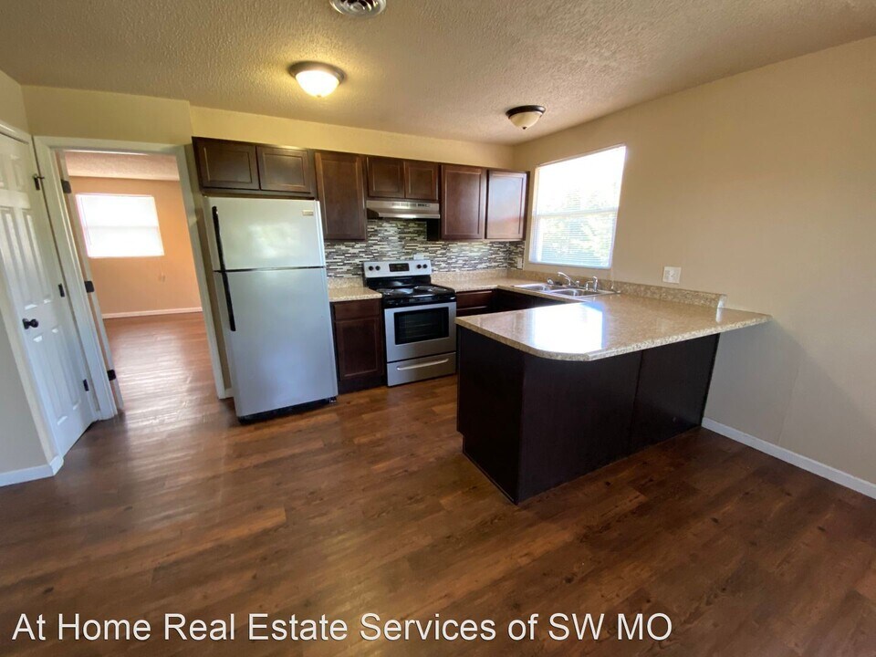 1400 S Campbell Ave in Springfield, MO - Building Photo