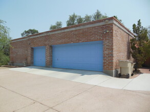 6890 N Casas Adobes Dr, Unit 1 in Tucson, AZ - Building Photo - Building Photo