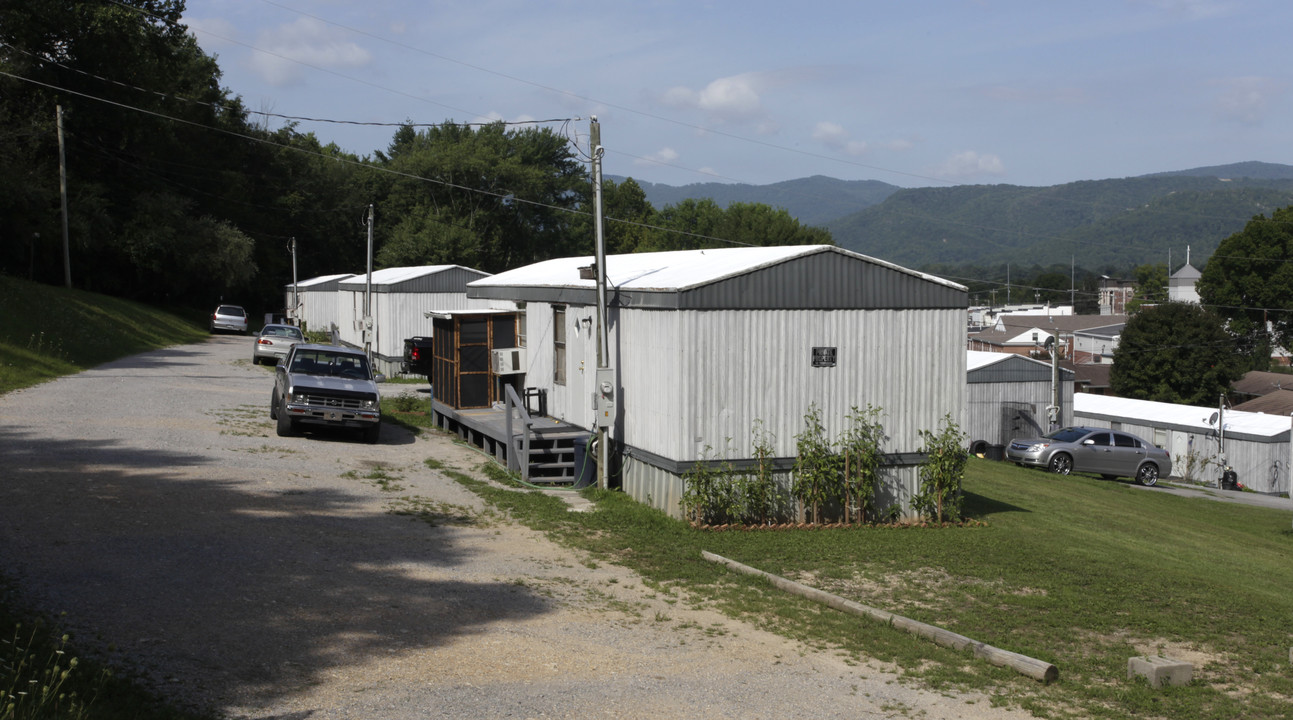 241 Gamble Dr in Jacksboro, TN - Building Photo