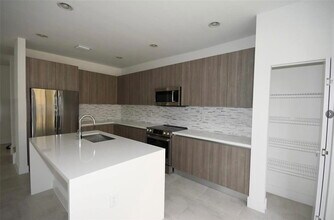 10259 NW 72nd Terrace in Doral, FL - Building Photo - Building Photo