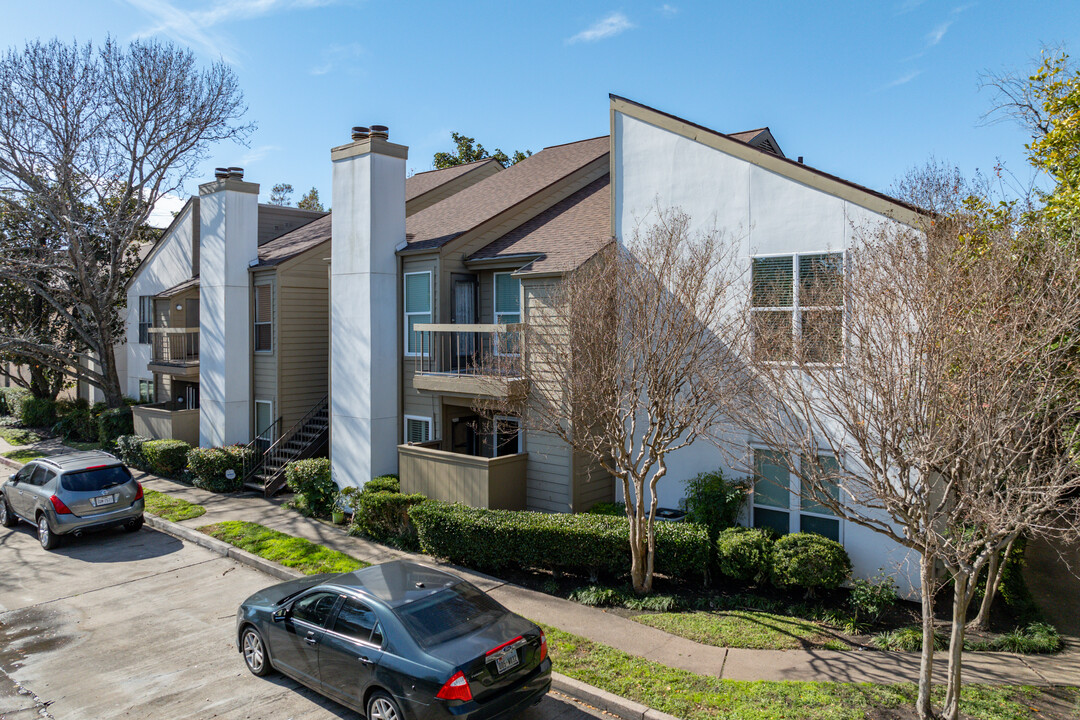 Idlewood Condo in Houston, TX - Building Photo