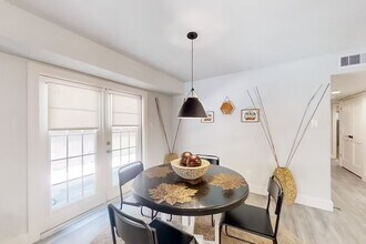 6325 Riverview Way in Houston, TX - Building Photo - Building Photo