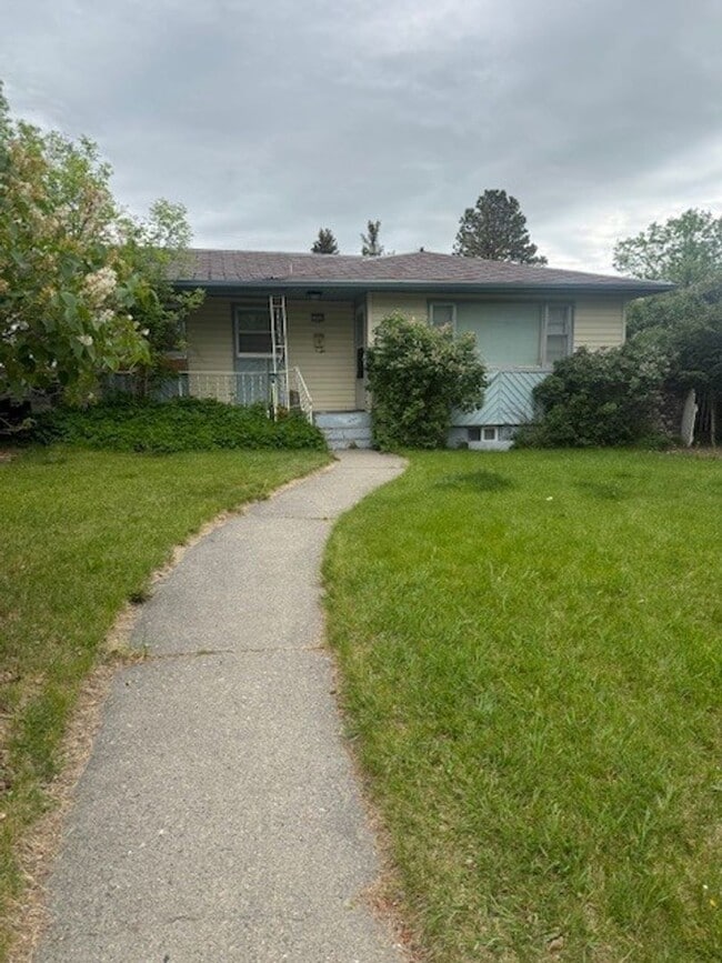 property at 624 N 3rd St