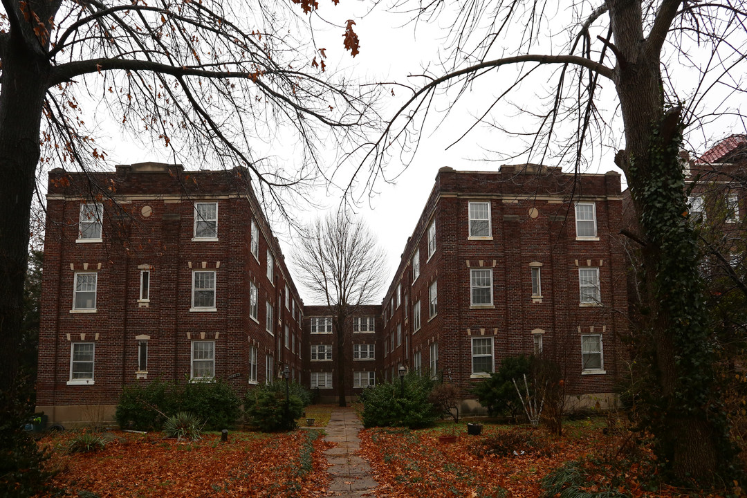 5820 Cabanne Ave in St. Louis, MO - Building Photo