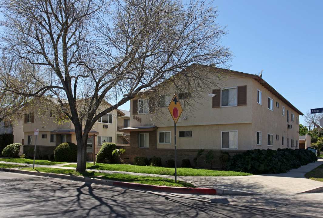 8425 Amigo Ave in Northridge, CA - Building Photo