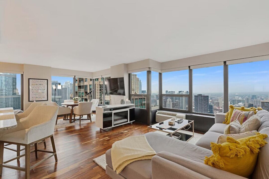 41 E Superior St in Chicago, IL - Building Photo