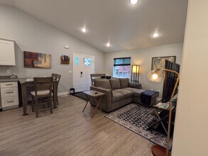 8244 Rovenna St in Anchorage, AK - Building Photo - Building Photo