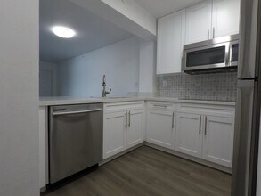 126 SW 17th Rd, Unit 208 in Miami, FL - Building Photo - Building Photo