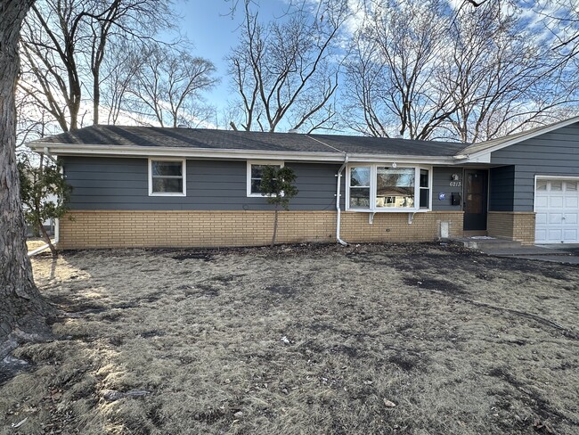 6213 Chowen Ave N in Minneapolis, MN - Foto de edificio - Building Photo