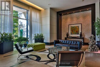 17 Anndale Dr in Toronto, ON - Building Photo - Building Photo