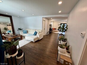 321 Minute Arms Rd in Union, NJ - Foto de edificio - Building Photo