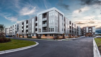 Woodview Apartments in Deerfield, IL - Building Photo