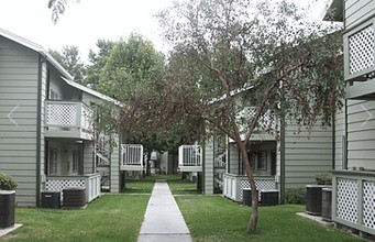 Country Club Villas in Bakersfield, CA - Building Photo - Building Photo