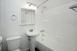 Crystal House Apartments in Los Angeles, CA - Foto de edificio - Interior Photo
