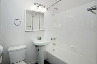 Crystal House Apartments in Los Angeles, CA - Building Photo - Interior Photo