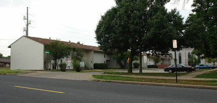 Village Green in Peoria, IL - Foto de edificio - Building Photo