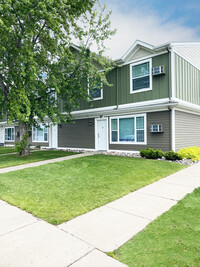 Woodland Village Townhomes in St. Cloud, MN - Building Photo - Building Photo