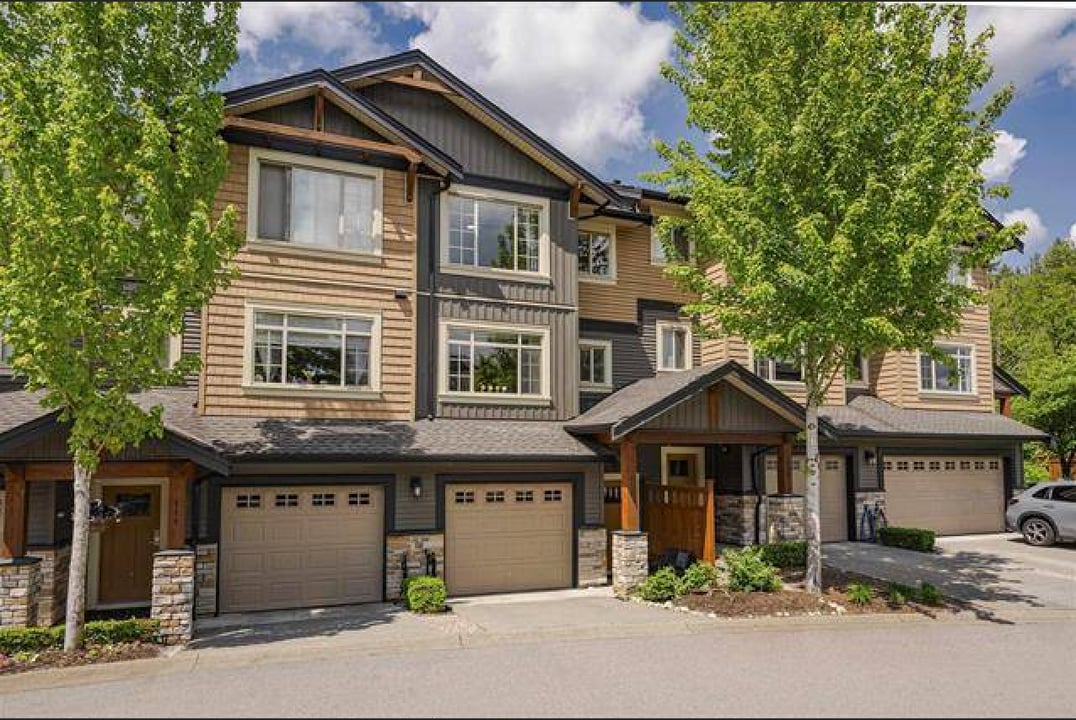 11305 240 St in Maple Ridge, BC - Building Photo
