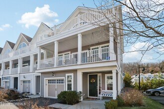 13 Halfmoon Ct in Highlands, NJ - Building Photo - Building Photo