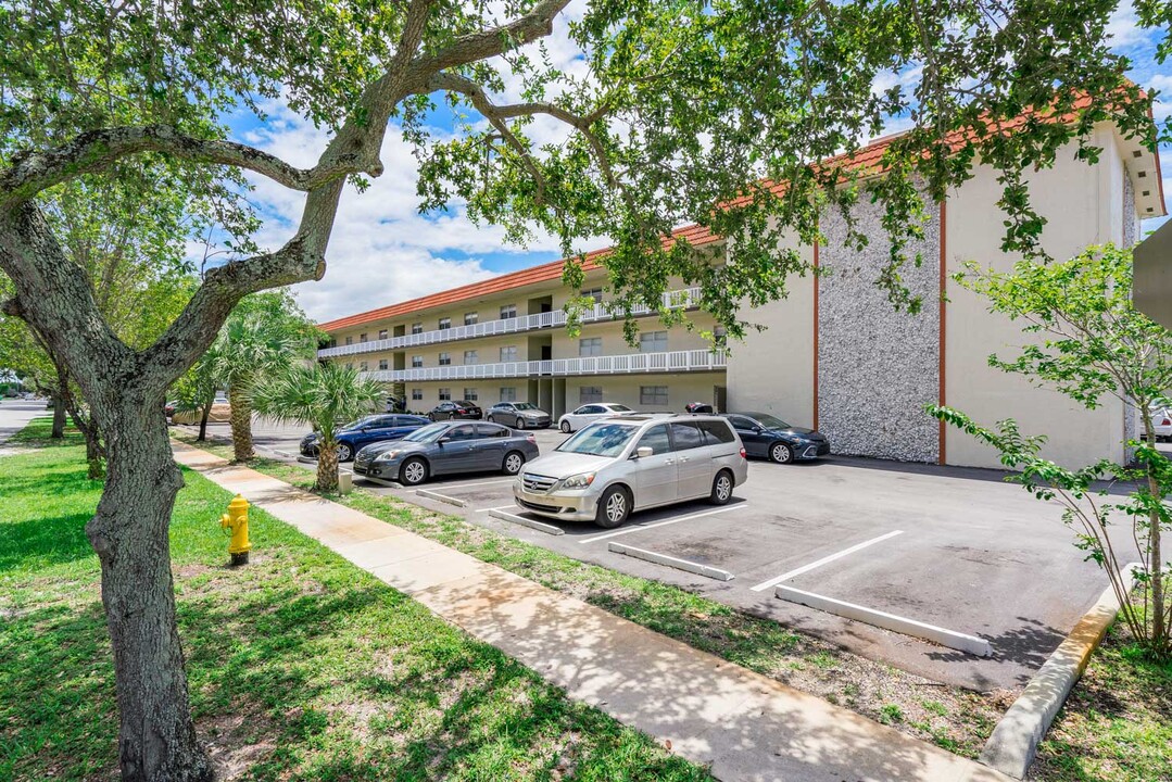 Lush Lakeside Apartments in Sunrise, FL - Building Photo