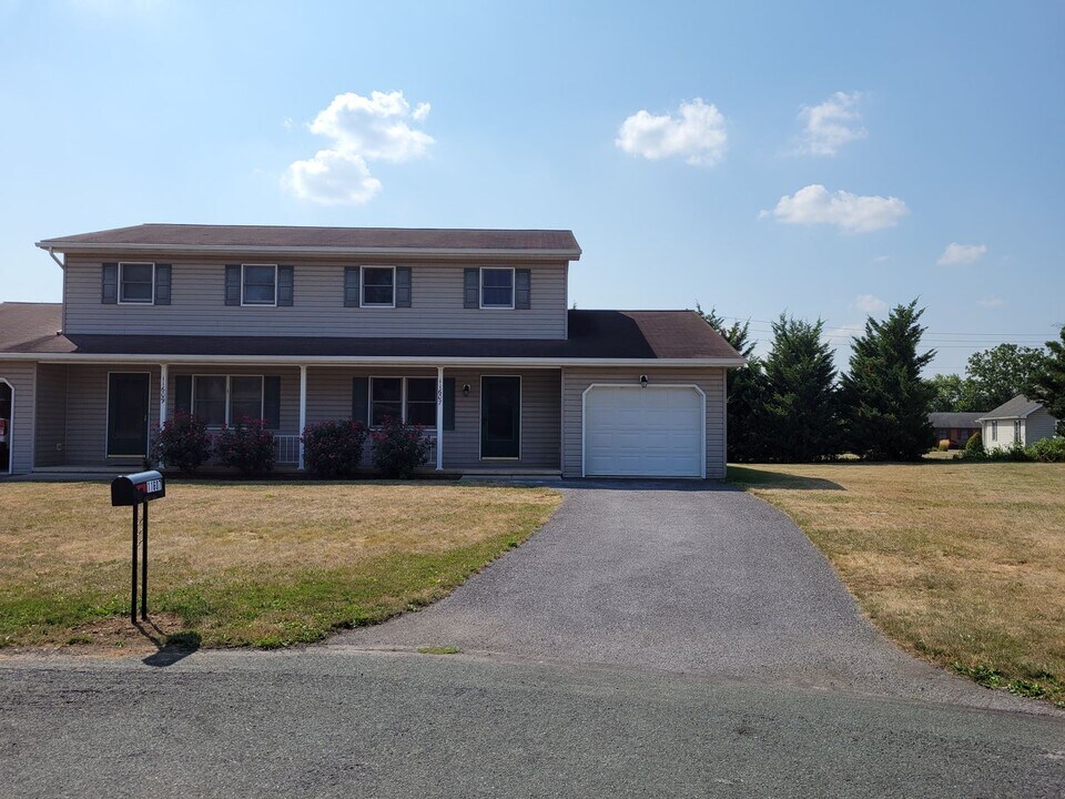 11607-11609 Kimberly Dr in Greencastle, PA - Building Photo