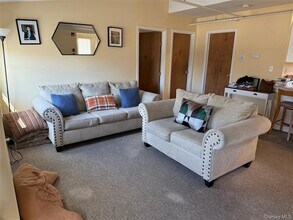 64 Old Riverhead Rd in Westhampton Beach, NY - Foto de edificio - Building Photo