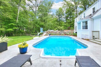 11 Clover Dr in Wilton, CT - Building Photo - Building Photo