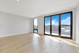2217 W Lawrence Ave in Chicago, IL - Foto de edificio - Building Photo