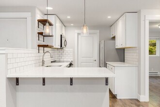 720 Kirkland Cir in Kirkland, WA - Building Photo - Building Photo