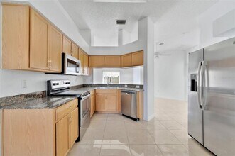 11007 Whitecap Dr in Riverview, FL - Building Photo - Building Photo
