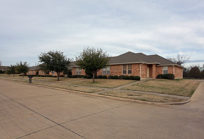 612-708 Biloxi Dr in Ennis, TX - Foto de edificio - Building Photo