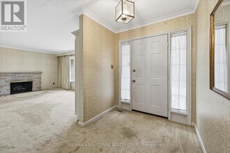 1087 Linbrook Rd in Oakville, ON - Building Photo - Building Photo