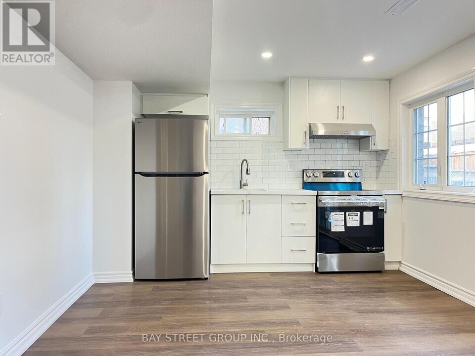 27 Macadam Rd in Markham, ON - Building Photo