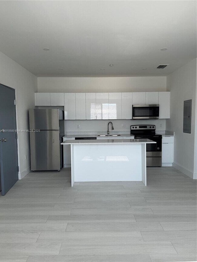 909 E 24th St in Hialeah, FL - Building Photo - Building Photo