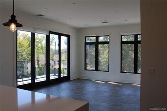 331 E Main St in Riverhead, NY - Building Photo - Building Photo