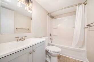 174 S Fremont St NE, Unit 1 in Rockford, MI - Building Photo - Building Photo