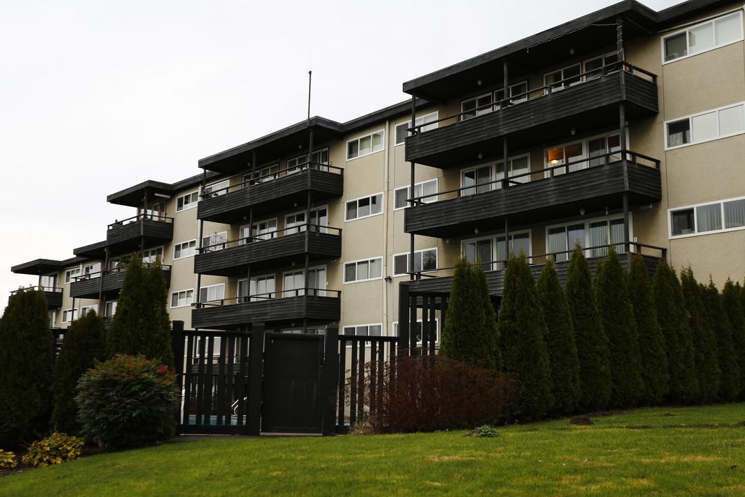 The Mauna Kea Apartments (Age-Restricted/55+) in Tukwila, WA - Foto de edificio