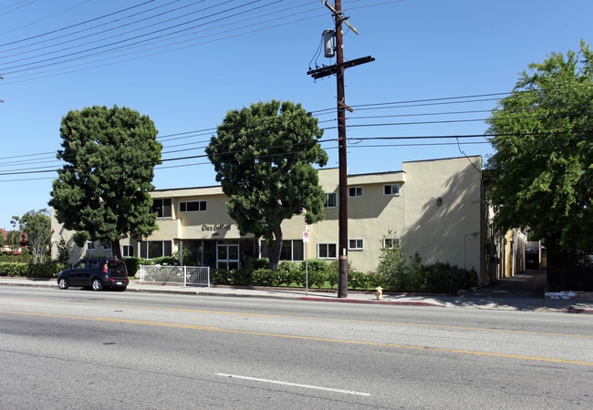 16655 Vanowen St in Van Nuys, CA - Building Photo - Building Photo