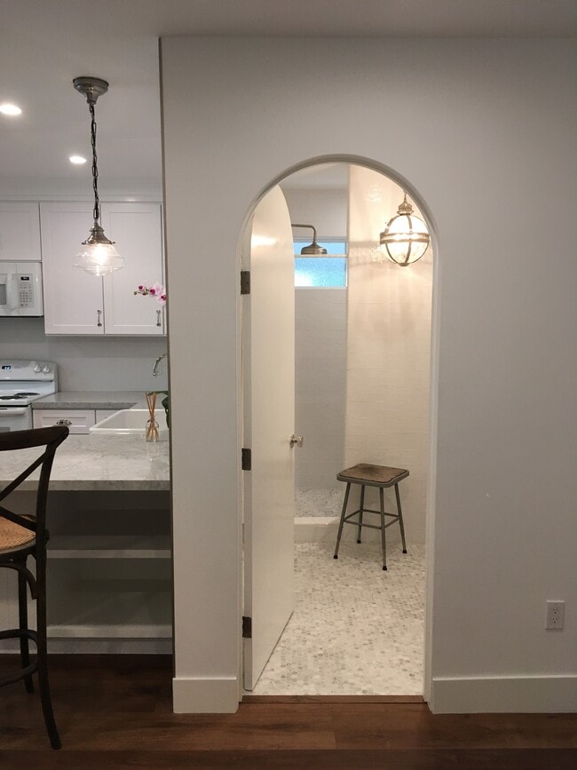 4395 Morro Dr in Woodland Hills, CA - Foto de edificio - Building Photo