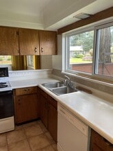 410 Terrahue Rd in Victoria, BC - Building Photo - Building Photo