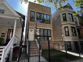 2425 W Cortez St, Unit 1 in Chicago, IL - Building Photo