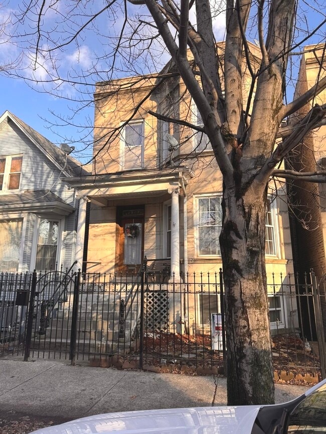 2927 N Sacramento Ave in Chicago, IL - Building Photo - Building Photo