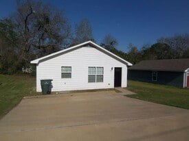 306 Scarborough St in Nacogdoches, TX - Building Photo