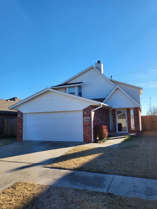 1404 SW 25th St in Moore, OK - Building Photo