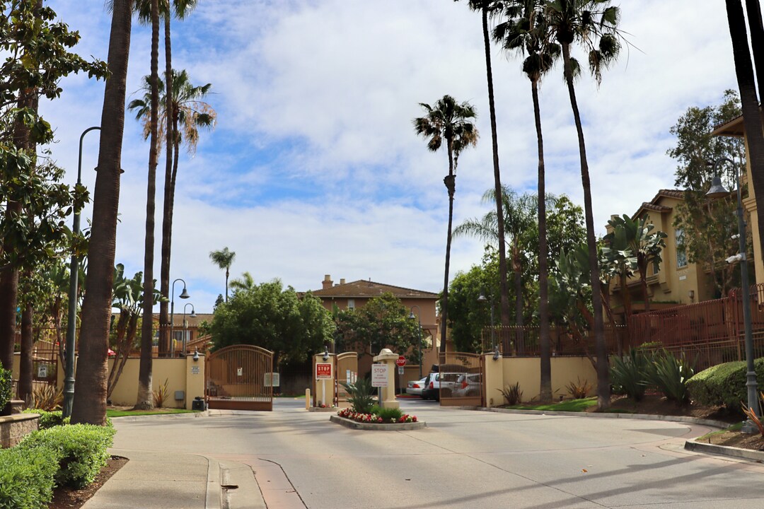 523 W Summerfield Cir in Anaheim, CA - Building Photo