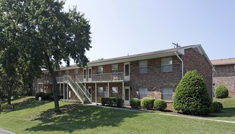 Midlake Apartments in Knoxville, TN - Building Photo