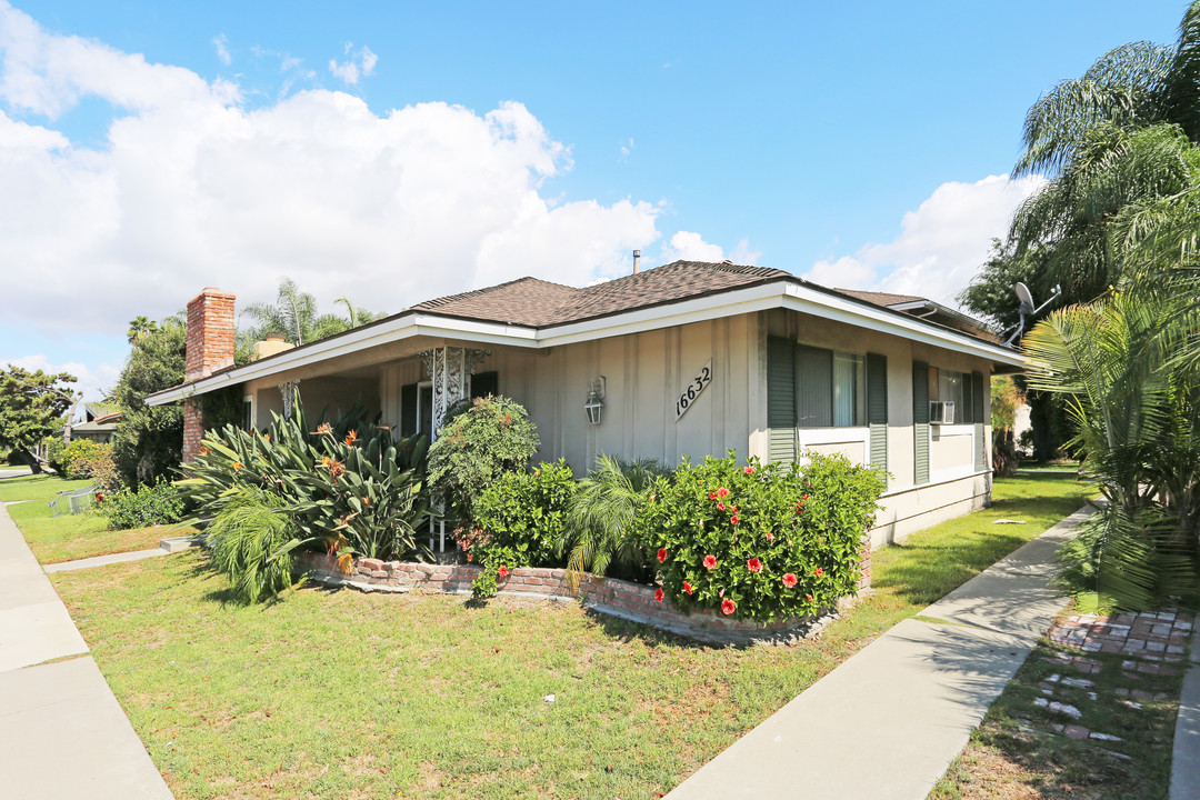 16632 Goldenwest St in Huntington Beach, CA - Building Photo