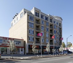 3009 Bloor St W in Toronto, ON - Building Photo