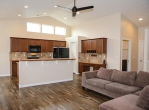 12524 W Pacific Ct in Airway Heights, WA - Foto de edificio - Building Photo