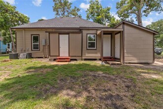 436 E Peach St in Angleton, TX - Building Photo - Building Photo